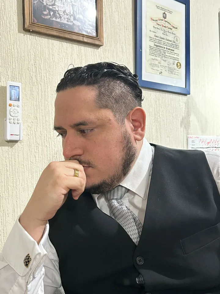 Ramón Maldonado en su oficina, con diplomas enmarcados al fondo