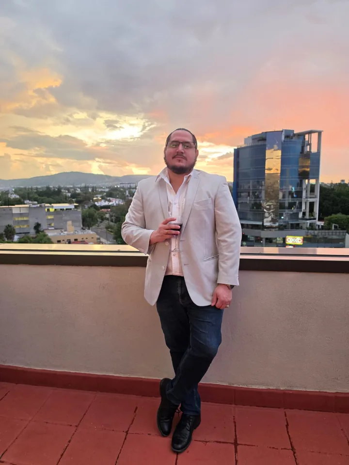 Ramón Maldonado en una terraza al atardecer